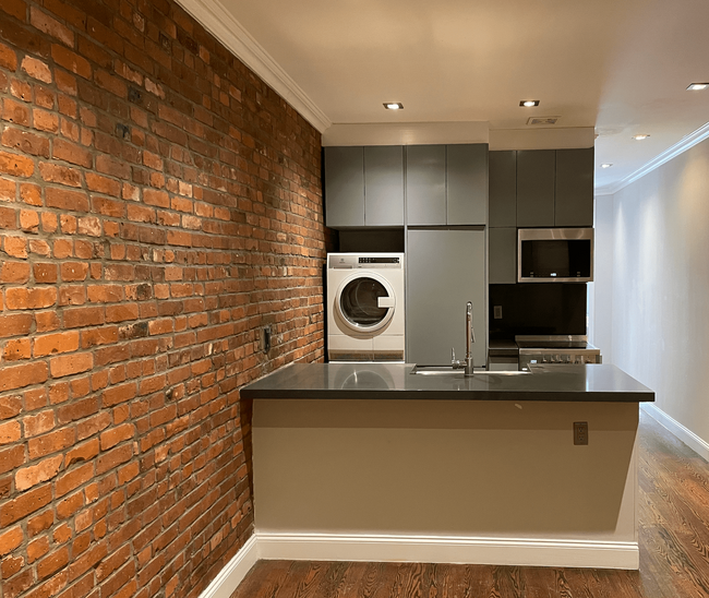 653 9th Ave, Unit APT 5S in New York, NY - Foto de edificio - Building Photo