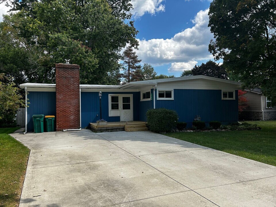 7564 3rd St in Dexter, MI - Building Photo