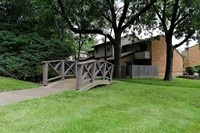 Paddock Village Apartments in Florissant, MO - Foto de edificio - Building Photo