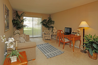 Round Hill Apartments in Waterford, MI - Building Photo - Interior Photo