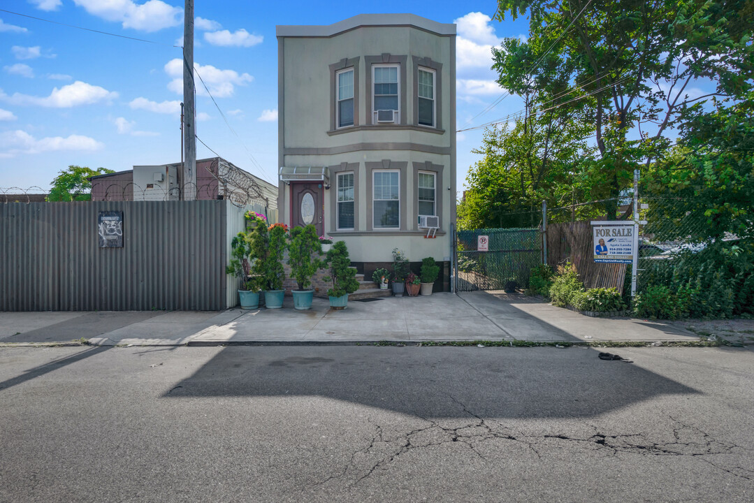 6212 60th Ln in Maspeth, NY - Building Photo