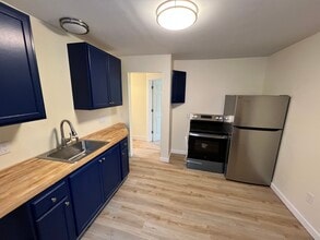 22 Woronoco Ave, Unit 2 in Westfield, MA - Building Photo - Building Photo