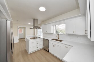 11319 Chevy Chase Dr in Houston, TX - Foto de edificio - Building Photo