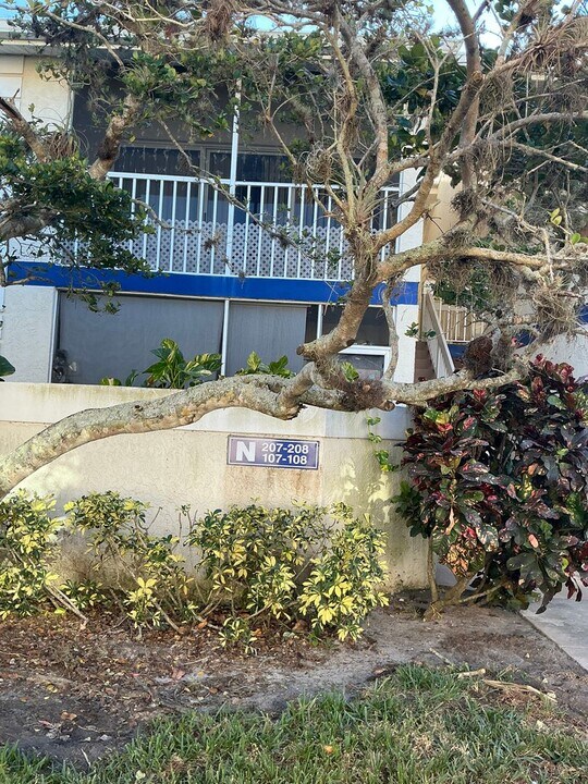 1530 SE Royal Green Cir in Port St. Lucie, FL - Building Photo