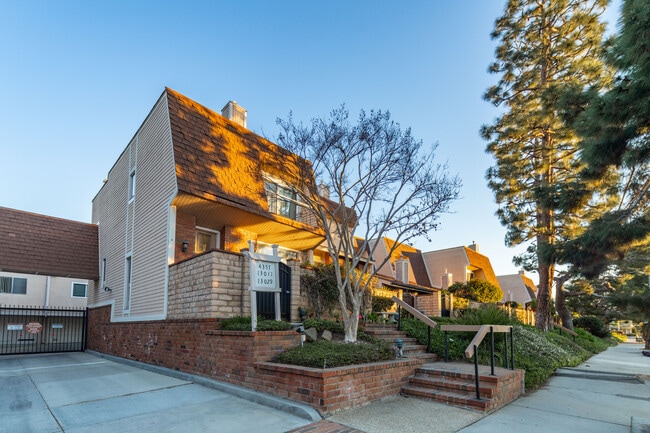 Villa Alicante in Los Angeles, CA - Building Photo - Building Photo