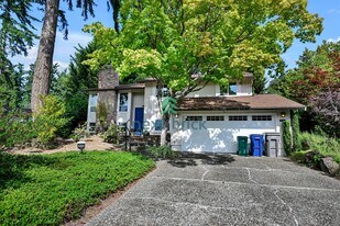 8126 NE 120th St in Kirkland, WA - Building Photo