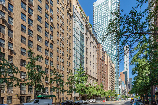 330 E 57th St in New York, NY - Building Photo - Building Photo