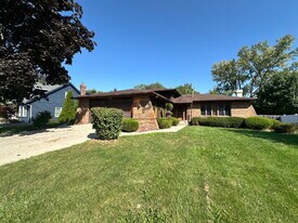 334 Little John Dr in Schererville, IN - Building Photo