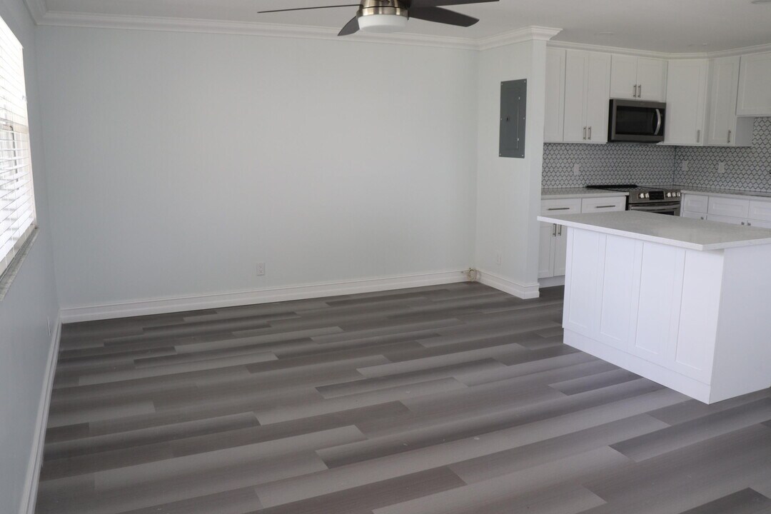 391 Brittany Dr in Delray Beach, FL - Building Photo