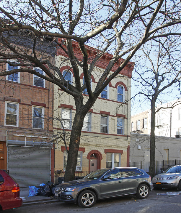 156 Irving Ave in Brooklyn, NY - Building Photo