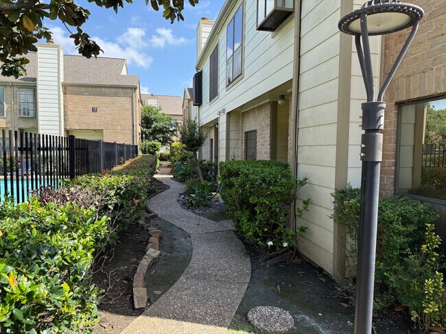 8299 Cambridge St in Houston, TX - Building Photo - Building Photo