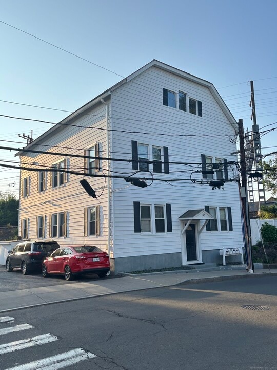 42 N Water St in Greenwich, CT - Building Photo