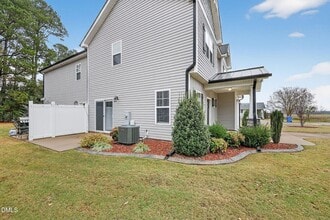 411 E 3rd St in Princeton, NC - Foto de edificio - Building Photo