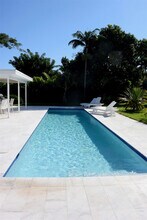 9007 NE 10th Ave in Miami, FL - Foto de edificio - Building Photo