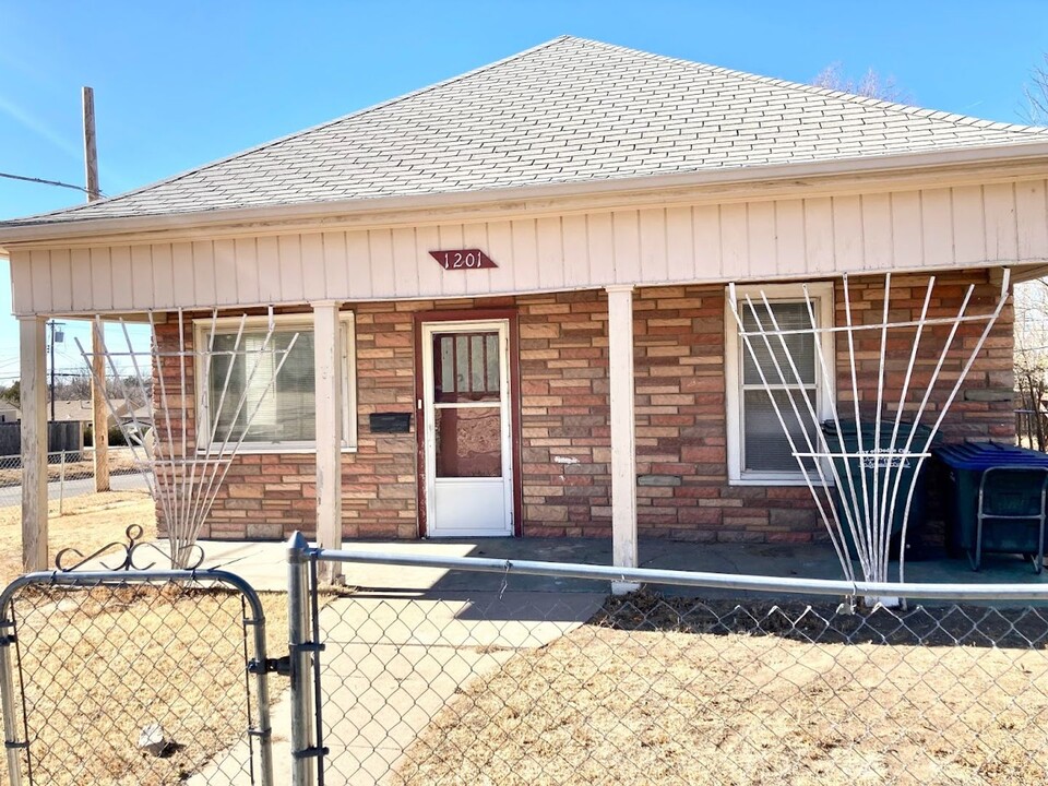 1201 7th Ave in Dodge City, KS - Building Photo