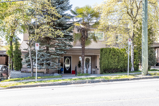 1525 Bewicke Av in North Vancouver, BC - Building Photo - Building Photo