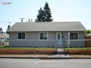 6332 SE Duke St in Portland, OR - Foto de edificio - Building Photo