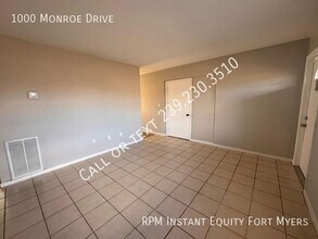1000 Monroe Dr in Lehigh Acres, FL - Building Photo - Building Photo