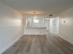 1075 Riverside Dr, Unit 405 in Coral Springs, FL - Foto de edificio - Building Photo