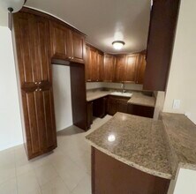 13820 Victory Blvd in Van Nuys, CA - Foto de edificio - Building Photo