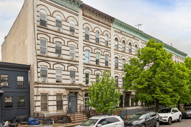 302 Sumpter St in Brooklyn, NY - Foto de edificio - Building Photo