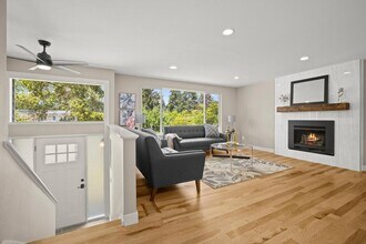 14211 NE 74th St in Redmond, WA - Building Photo - Building Photo