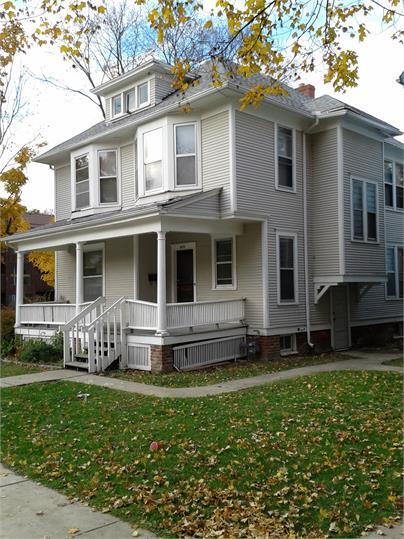 612 W Elm St in Urbana, IL - Foto de edificio