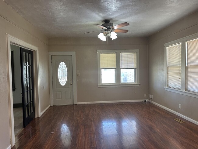 1705 W Cherokee Ave in Enid, OK - Foto de edificio - Building Photo