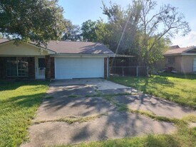 105 Newcastle St in Victoria, TX - Building Photo