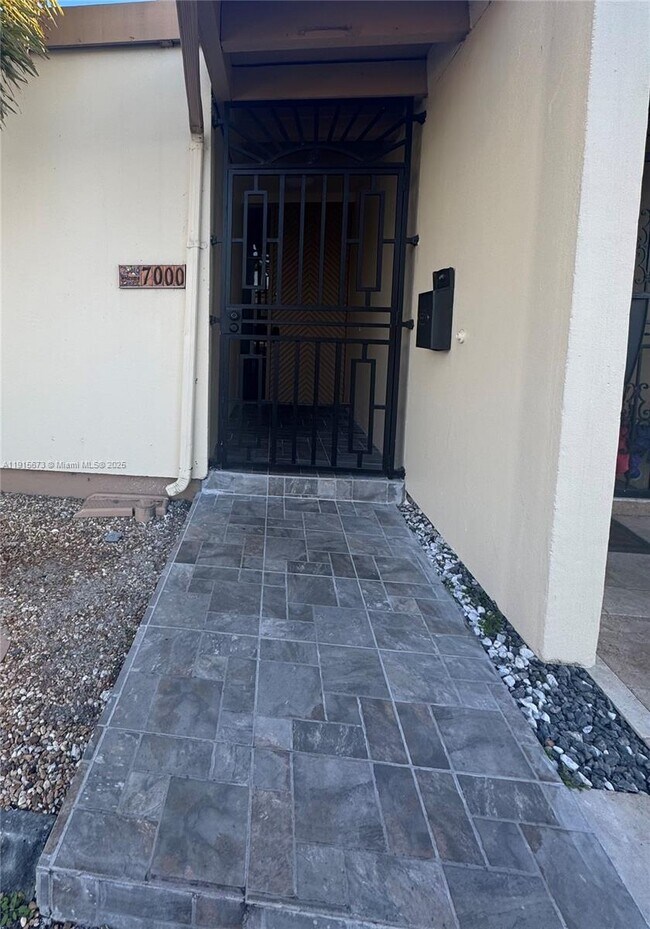 7000 Crown Gate Ct in Miami Lakes, FL - Building Photo - Building Photo