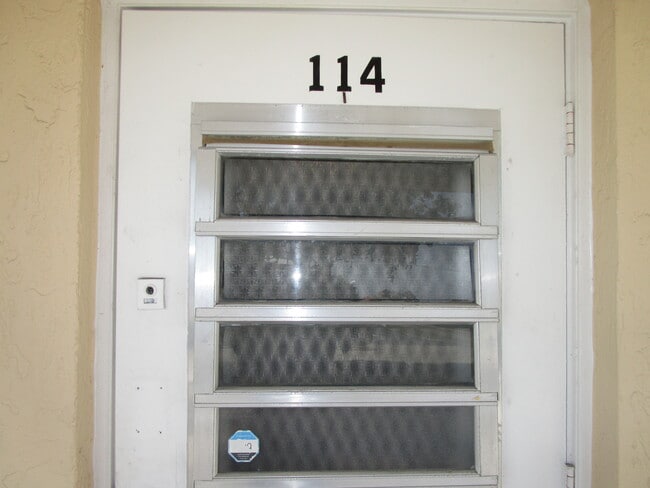 9911 Sandalfoot Blvd, Unit 114 in Boca Raton, FL - Foto de edificio - Building Photo