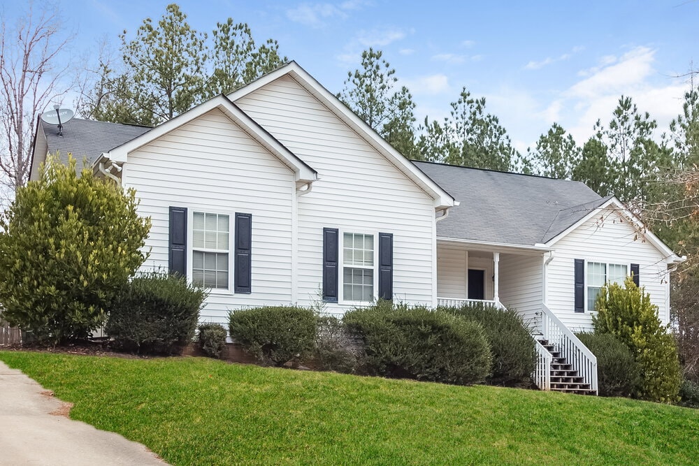 725 Grove Pointe Cir in Locust Grove, GA - Building Photo
