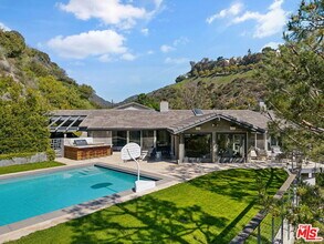 1255 N Bundy Dr in Los Angeles, CA - Building Photo - Building Photo
