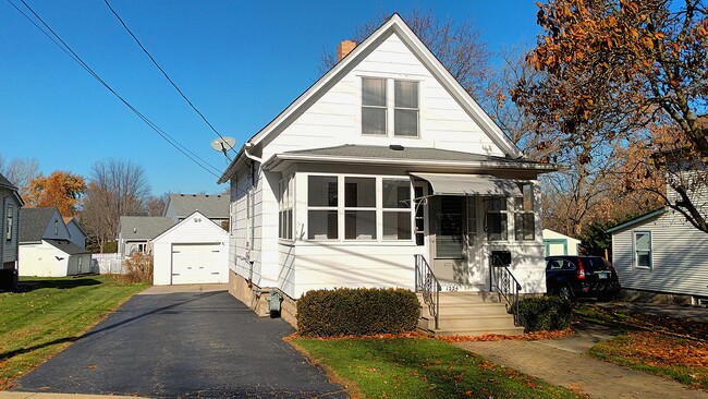 1224 Dean St in St. Charles, IL - Building Photo - Building Photo