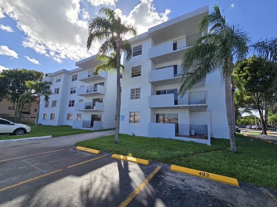 1221 SW 122nd Ave, Unit 201 in Miami, FL - Foto de edificio