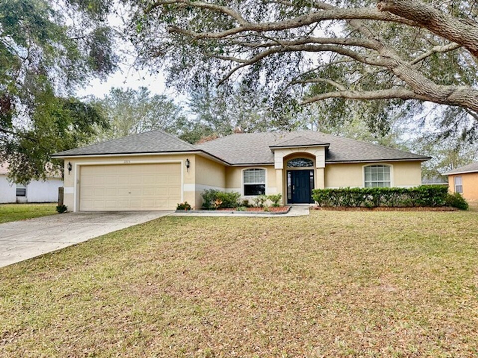 2205 Lake Pointe Cir in Leesburg, FL - Building Photo