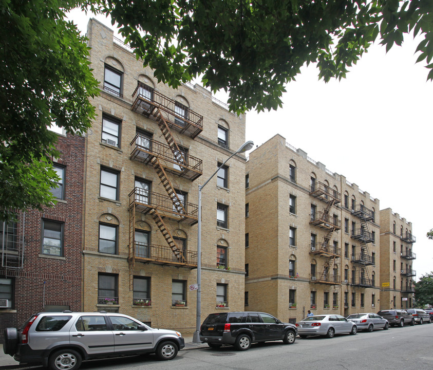 31-53 34th St in Astoria, NY - Foto de edificio