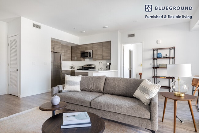 12035 Wilshire Blvd in Los Angeles, CA - Building Photo - Building Photo