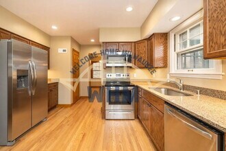 5249 N Shoreland Ave in Whitefish Bay, WI - Building Photo - Building Photo