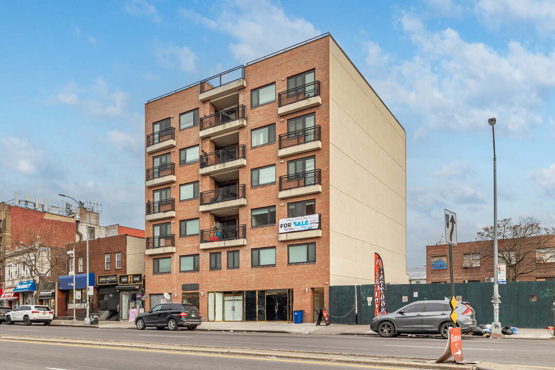 172-18 Jamaica Ave in Jamaica, NY - Building Photo