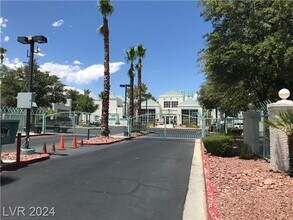 7100 W Pirates Cove Rd in Las Vegas, NV - Building Photo - Building Photo