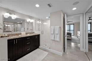 9653 Gulf Shore Dr in Naples, FL - Building Photo