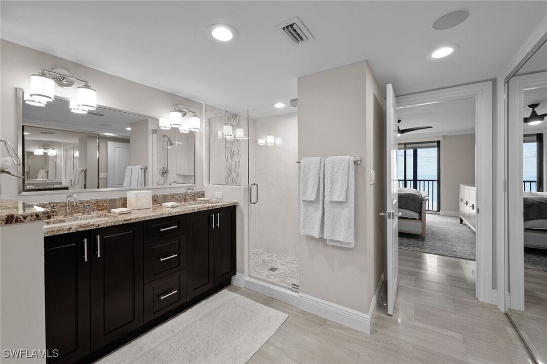 9653 Gulf Shore Dr in Naples, FL - Building Photo