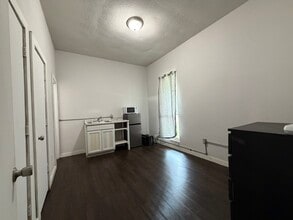 1211 W Park Ave in Orange, TX - Building Photo - Building Photo