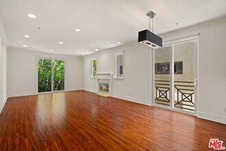 2306 Fox Hills Dr in Los Angeles, CA - Foto de edificio - Building Photo