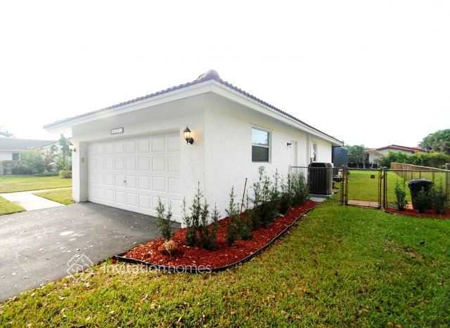 10274 Ramblewood Dr in Coral Springs, FL - Building Photo - Building Photo