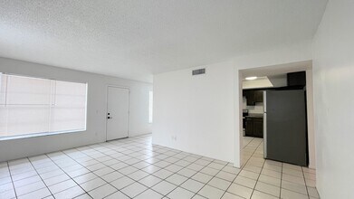 4606 SE Binnacle Way-Unit -3 in Stuart, FL - Foto de edificio - Building Photo