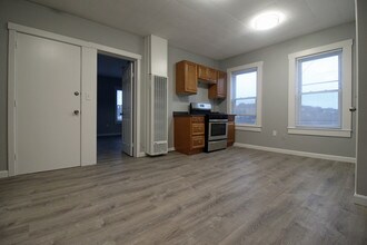 125 Grove St, Unit 2 in Clinton, MA - Foto de edificio - Building Photo