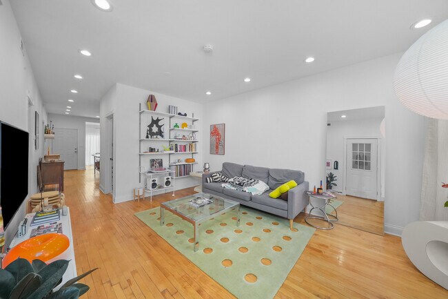 2947 N Lawndale Ave in Chicago, IL - Building Photo - Building Photo
