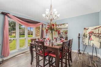 5118 Whittier Oaks Dr in Friendswood, TX - Foto de edificio - Building Photo
